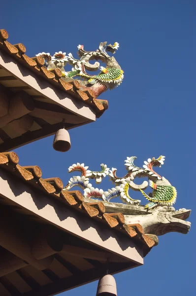 Traditional Chinese Dragons decorating the temple roof — Stock Photo, Image