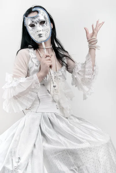 Donna con maschera veneziana — Foto Stock