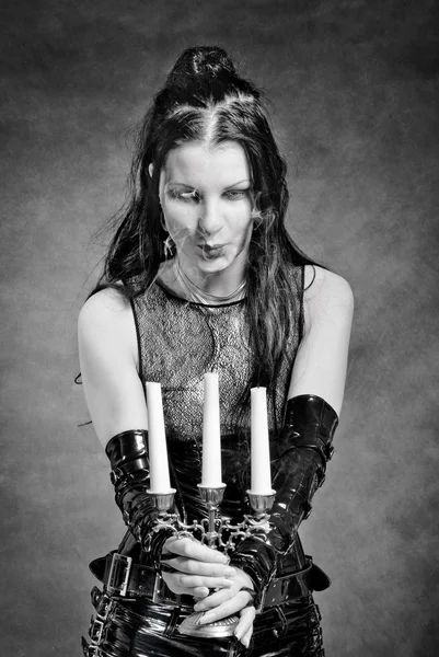 Chica gótica con velas —  Fotos de Stock
