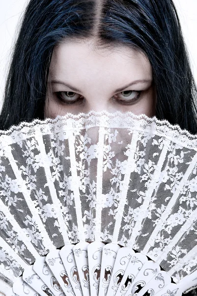 Mulher escondida atrás de um ventilador — Fotografia de Stock
