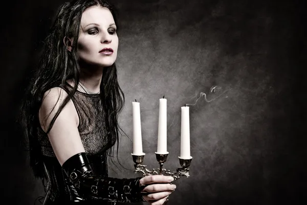 Menina gótica com velas — Fotografia de Stock