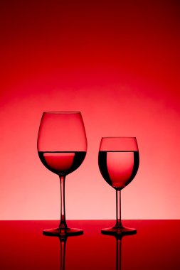 İki şarap bardağı.