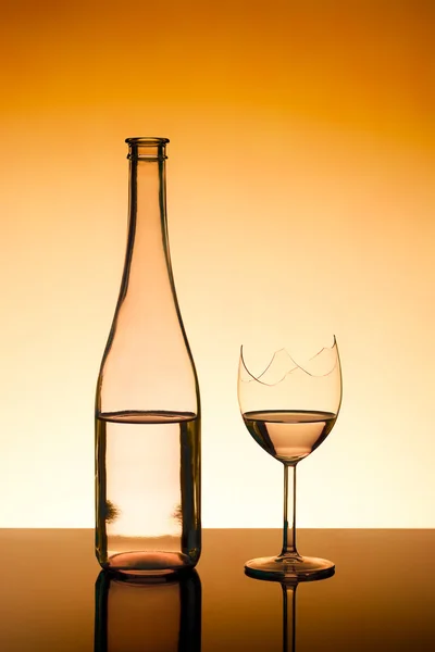 Botella y vidrio roto —  Fotos de Stock