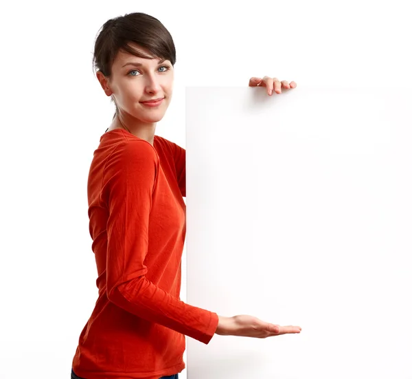 Kız boş bir beyaz tahta holding — Stok fotoğraf