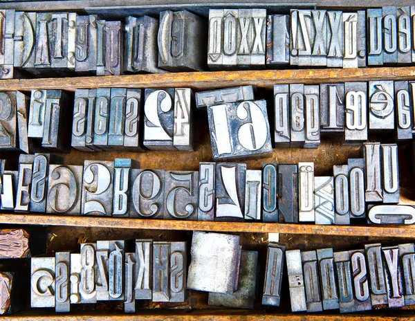 Старые металлические шрифты — стоковое фото