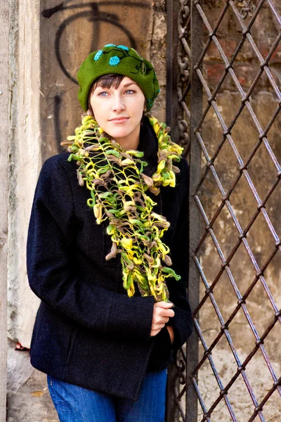 La mujer a la moda joven - la boina verde —  Fotos de Stock