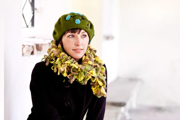 緑色のベレー帽の若い女性 — ストック写真