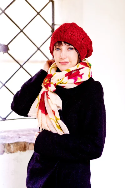 Mladá žena nosí red hat — Stock fotografie