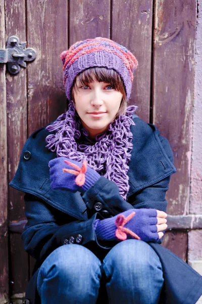 Giovane donna con guanti originali — Foto Stock