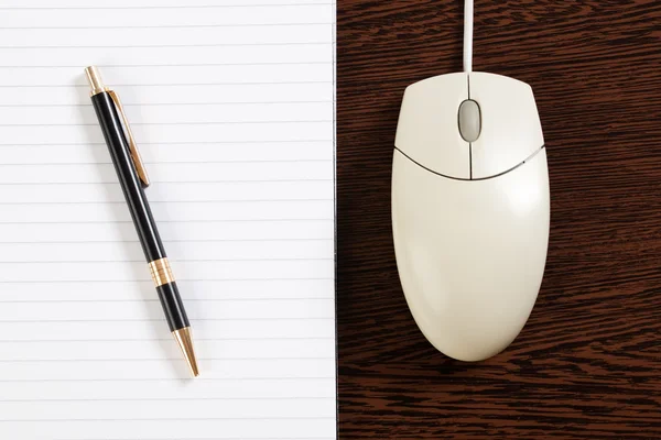 เมาส์คอมพิวเตอร์และปากกาด้วยกระดาษ — ภาพถ่ายสต็อก