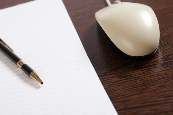 Computer mouse and pen with paper — Stock Photo, Image