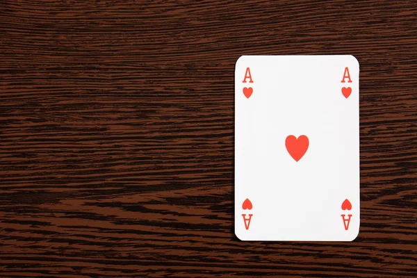Покерные карты на столе — стоковое фото