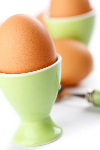 Яйцо в яичной чашке — стоковое фото