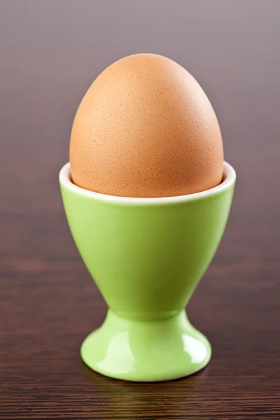 Oeuf dans la tasse à œufs — Photo