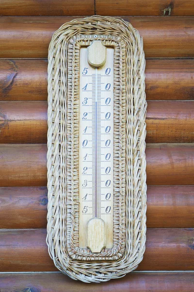 나무 벽에 온도계 — 스톡 사진