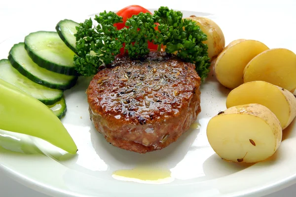 Hamburger con patate sul piatto — Foto Stock