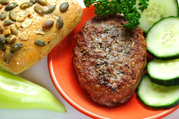 Hambúrguer com legumes e padaria — Fotografia de Stock