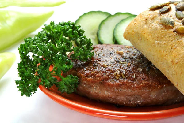 Hambúrguer com legumes e pão — Fotografia de Stock