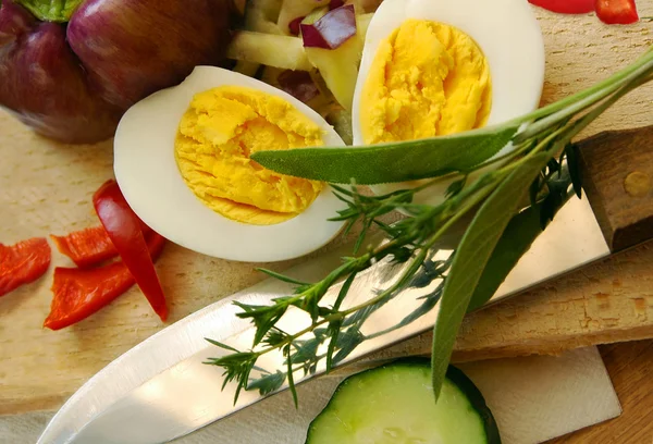 Яйцо и овощи — стоковое фото