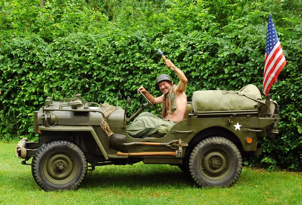 Mann som kjører militærjeep – stockfoto