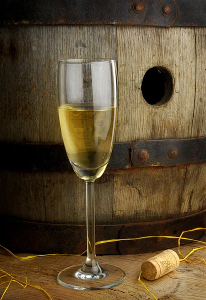 Copo de vinho branco e barril — Fotografia de Stock