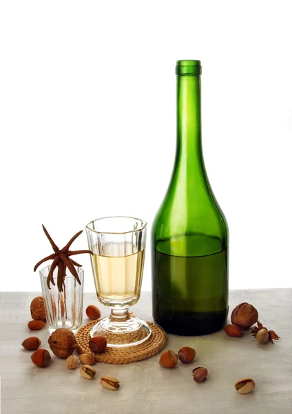 Şarap ve fındık ile natürmort — Stok fotoğraf