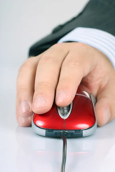 Mouse de computador e mão de homem — Fotografia de Stock