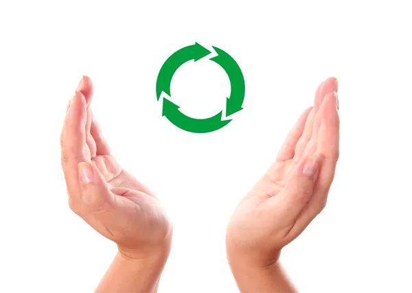 Símbolo de reciclagem entre duas mãos humanas — Fotografia de Stock
