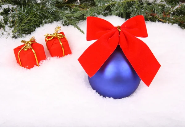 クリスマスの背景に現在の赤と青のボール — ストック写真