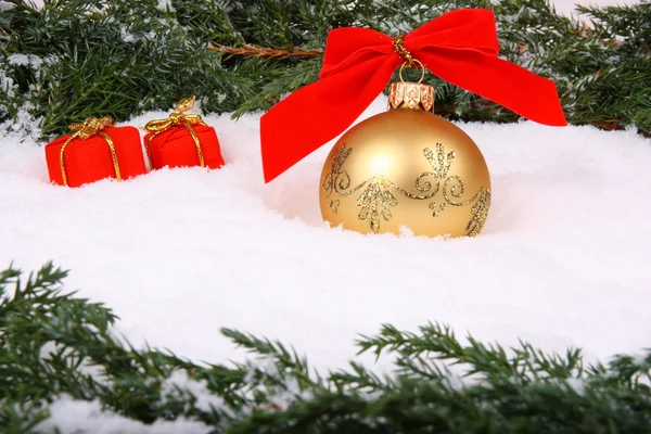 Kerstbal met doos van de gift — Stockfoto