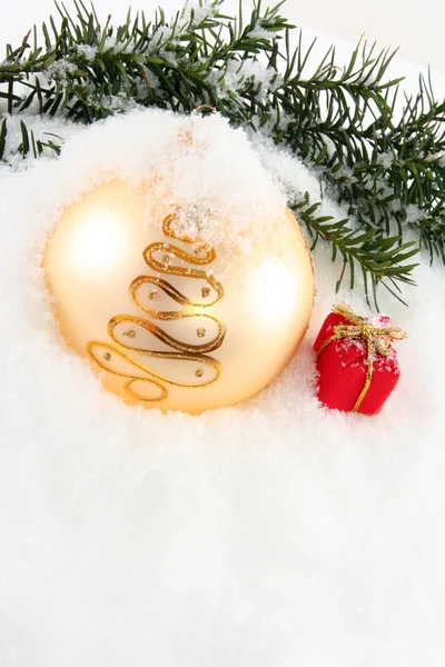 Bola de Navidad con caja de regalo — Foto de Stock