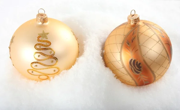 Twee glas gouden kerstballen — Stockfoto