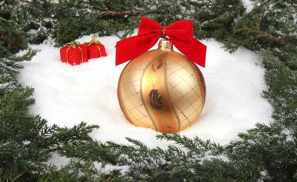 Weihnachtsball auf weißem Schnee — Stockfoto