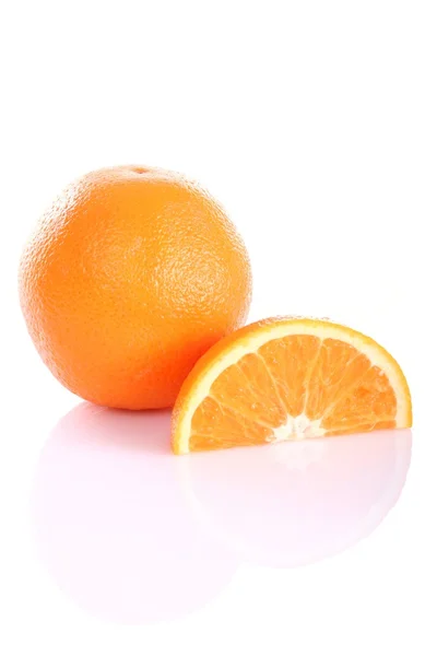 Два свежих апельсина — стоковое фото
