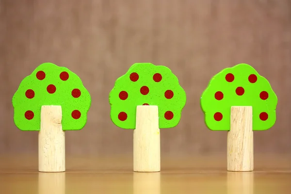 Drie houten speelgoed bomen — Stockfoto