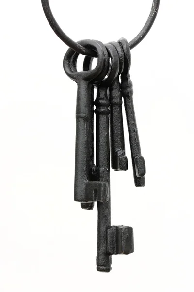 Gamla nycklar isolerad på nyckelring — Stockfoto
