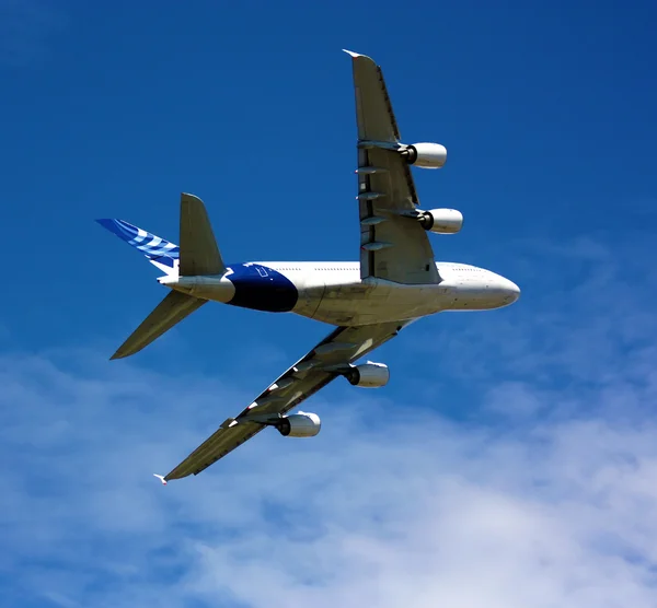 Passagierflugzeuge am Himmel — Stockfoto