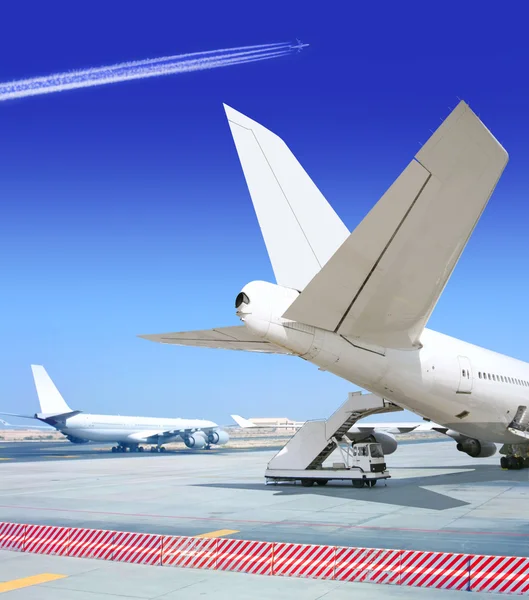 Součástí dopravní letadlo na letišti — Stock fotografie