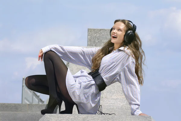 Ragazza felice sta ascoltando musica — Foto Stock