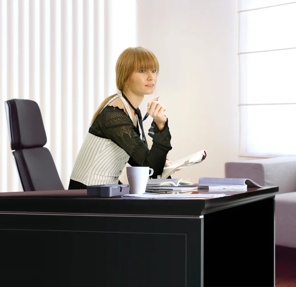 Üzletasszony az irodájában. — Stock Fotó