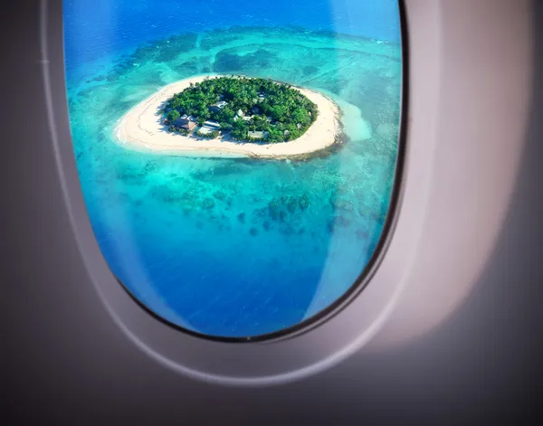 Uitzicht op zee vanuit vliegtuig venster — Stockfoto