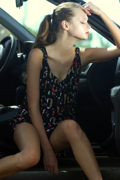 Грустная женщина в машине — стоковое фото
