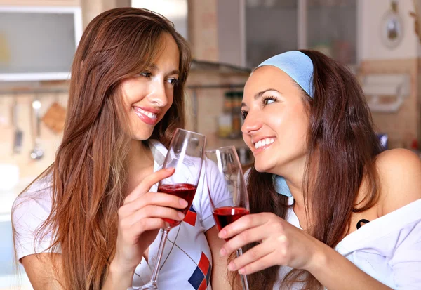 快乐的女人喝红酒 — 图库照片