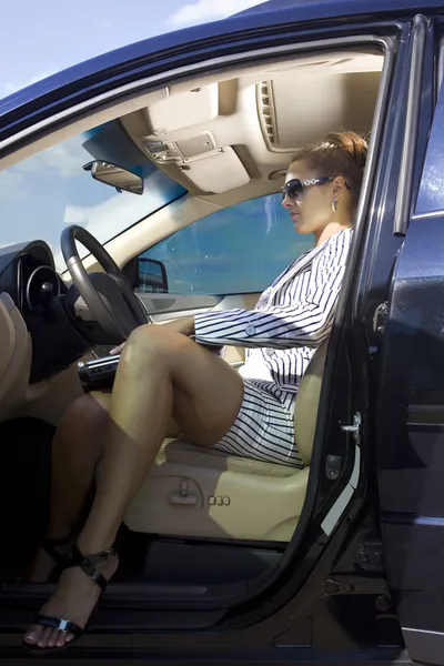 Розумна жінка в машині — стокове фото