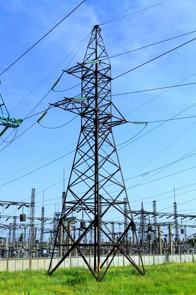 Linii elektroenergetycznych wysokiego napięcia — Zdjęcie stockowe