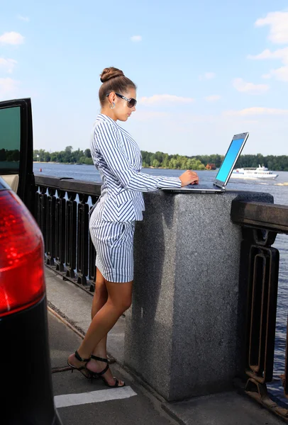 Mulher bonita com o computador portátil — Fotografia de Stock