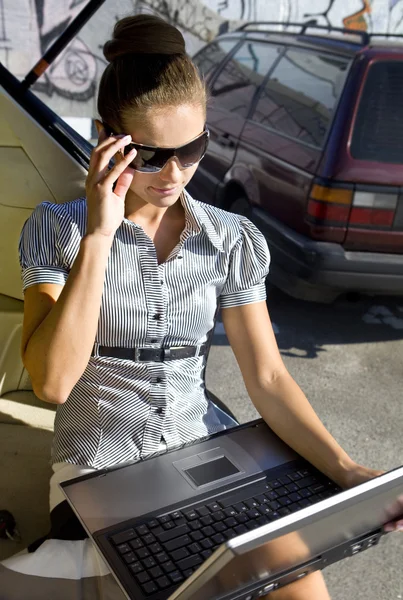 女性は、ラップトップ コンピューターを持つファン — ストック写真