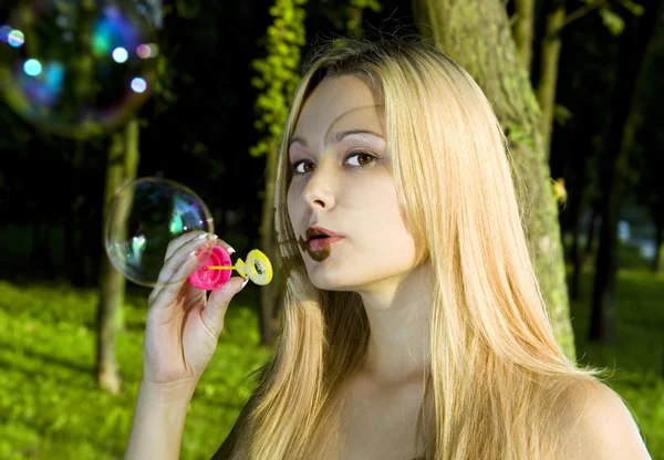 Blonde vrouw zeepbellen blazen — Stockfoto