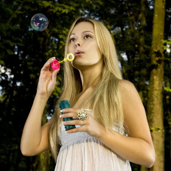Rubia soplando burbuja de jabón — Foto de Stock