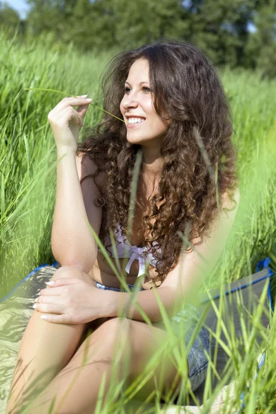 Kvinna i grönt gräs — Stockfoto